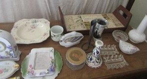 lot 148 image: Wooden tray with tile STEUBENXILLE SQUARE BOWL, PINK FLORAL  CLOCK, FRAME, ASHTRAYS AND  VARIOUS VASES  PLUS MORE