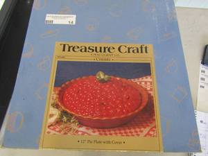 lot 14 image: 12 pie plate and cover NIB