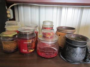 lot 17 image: 2 scentsy warmers and assorted used candles
