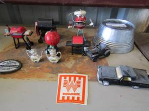 lot 18 image: Illinois S&P shakers, mini BBQ grill for dcor, small metal wash tub and Whataburger sign burger grill