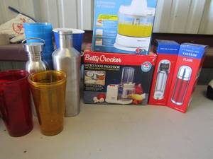 lot 20 image: Black & Decker citrus juicer, 2 vacume flasks, Betty Crocker food processer and various cups