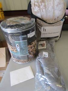 lot 37 image: Heated leopard print micro lush throw and king size plush velvet blanket