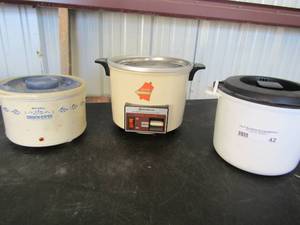 lot 42 image: White flour bin, Rival crockette, Chime o matic Hitochi crock mini