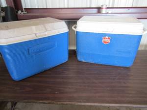 lot 57 image: 2  Rubbermaid ice chests clean and in good condition  Blue and white