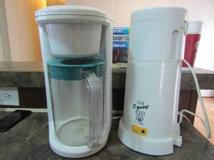 lot 62 image: West bend ice tea maker 3 quart Mr. Coffee tea maker