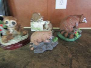 lot 64 image: 4 ceramic raccoons