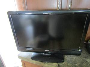 lot 72 image: 32 TV no remote works