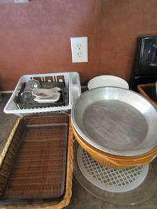lot 94 image: Wicker basket, Pyrex pan holder, dish strainer, white bowl, etc.