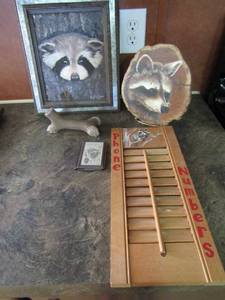 lot 97 image: JC Stump hand painted raccoon art 13x11, wood stump containing raccoon art and raccoon credit card holder