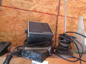lot 123 image: Cobra radio with 1 speaker small antenna