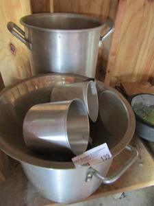 lot 139 image: 2 large metal broilers 2 metal measuring cups