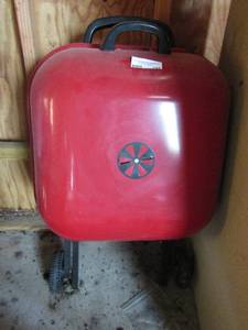 lot 142 image: Red Bibs grill on wheels folds up