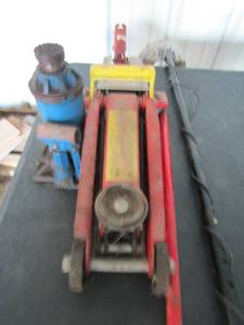 lot 193 image: Metal detector, Hydraulic floor jack, small hydraulic jack
