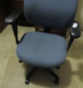 lot 236 image: blue office rolling chair and carpet protector