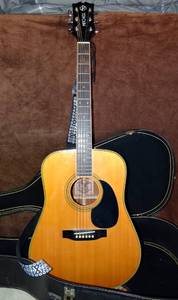 lot 4 image: BEAUTIFUL MITCHELL ACOUSTIC GUITAR WITH GIG STRAP & CASE - SOUNDS GREAT