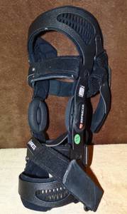 lot 27 image: BREG FUSION OA MEDIAL KNEE BRACE - LIKE NEW