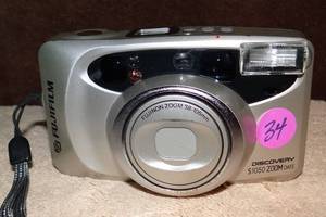 lot 34 image: Fuji Fujifilm Discovery S1050 Zoom Date 35MM Point & Shoot Silver Film Camera