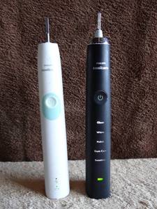lot 84 image: PAIR OF PHILLIPS SONIC CARE ELECTRIC TOOTH BRUSH POWER HANDLES - TESTEDWORKING