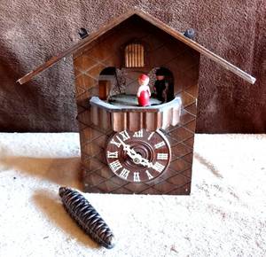 lot 138 image: VINTAGE WOODEN COO-COO CLOCK AS SHOWN