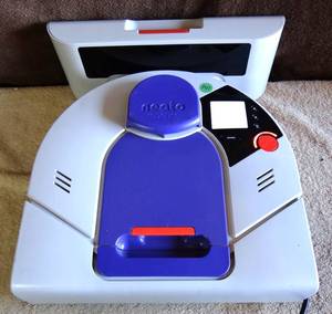 lot 141 image: NEATO XV-21 Pet & Allergy Robotic Vacuum Cleaner wCharger - POWERS ON