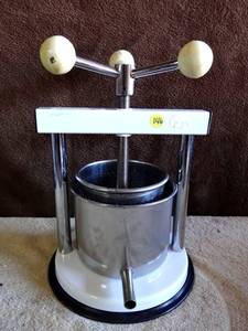 lot 146 image: DERRICO VEGETABLEHERB JUICE PRESS
