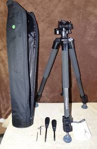 lot 196 image: PROFESSIONAL QUALITY - Rocketfish RF-TRP65C Carbon Fiber 65 Tripod wBagManual