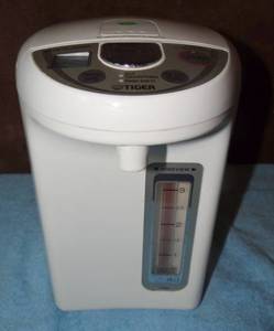 lot 223 image: Tiger PDR-A40U Electric Water Boiler and Warmer, White, 3.0-Liter (NEEDS POWER CORD)