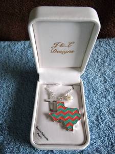 lot 249 image: J &L DESIGNS TEXAS CUTOUT NECKLACE WITH GENUINE PEARL