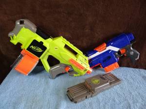 lot 282 image: NERF TOY GUNS WITH INTERCHANGEABLE BARRELSMAGAZINES