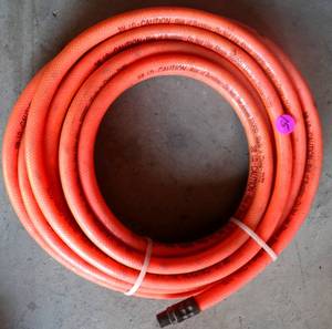 lot 15 image: 25 FT FLEXIBLE AIR HOSE 300 PSI 38 ID - NEW