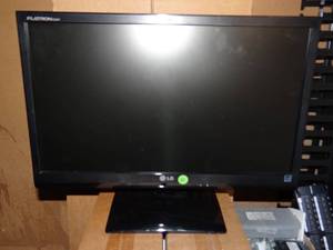 lot 32 image: LG E2241V  22 Class 1080p LED LCD Monitor
