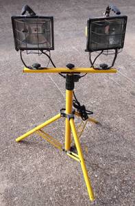 lot 76 image: LARGE DOUBLE WORKLIGHT ON FOLDABLE TRIPOD - SAFETY YELLOW