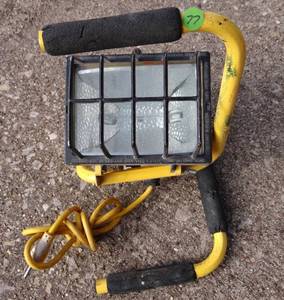 lot 77 image: PORTABLE WORKLIGHT - SAFETY YELLOW - NEEDS BOLT - SEE PIC 3