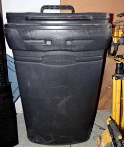 lot 79 image: LARGE RUBBERMAID TRASH CAN (NO LID)