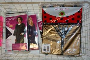 lot 103 image: Salon Elements Cover Up Snap Closure, and Signature Apron
