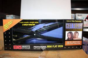 lot 70 image: Hot Tools Mini Flat Irons, 3 Total
