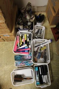lot 439 image: Variety of Brushes, see pictures