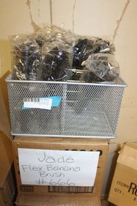 lot 504 image: Jade Flex Banana Brush