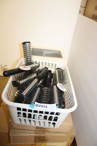 lot 512 image: Diane Brushes and Large Round Brushes