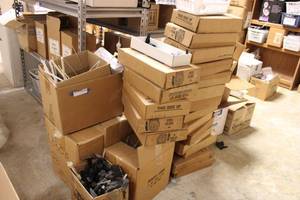 lot 778 image: LARGE ASSORTMENT OF PLASTIC BOTTLES AND LIDS