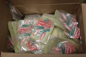 lot 809 image: Seasons Greetings Gift Bags, 1 Box