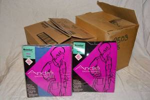 lot 644 image: Andre Workshirt #9503, Size S, 2 Boxes