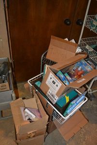 lot 1021 image: Spray Mist Mini Fans, Beam & Read Hands Free Light, Steak Knife Block, Flashlights, Flashlight Radios