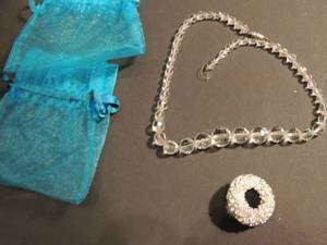 lot 29 image: Jewelry