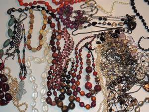 lot 21 image: Jewelry