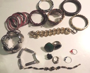 lot 22 image: Jewelry