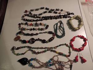 lot 26 image: Jewelry