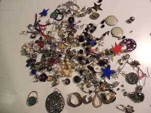 lot 25 image: Jewelry