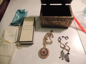 lot 28 image: Jewelry
