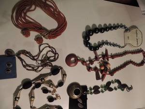 lot 60 image: Jewelry